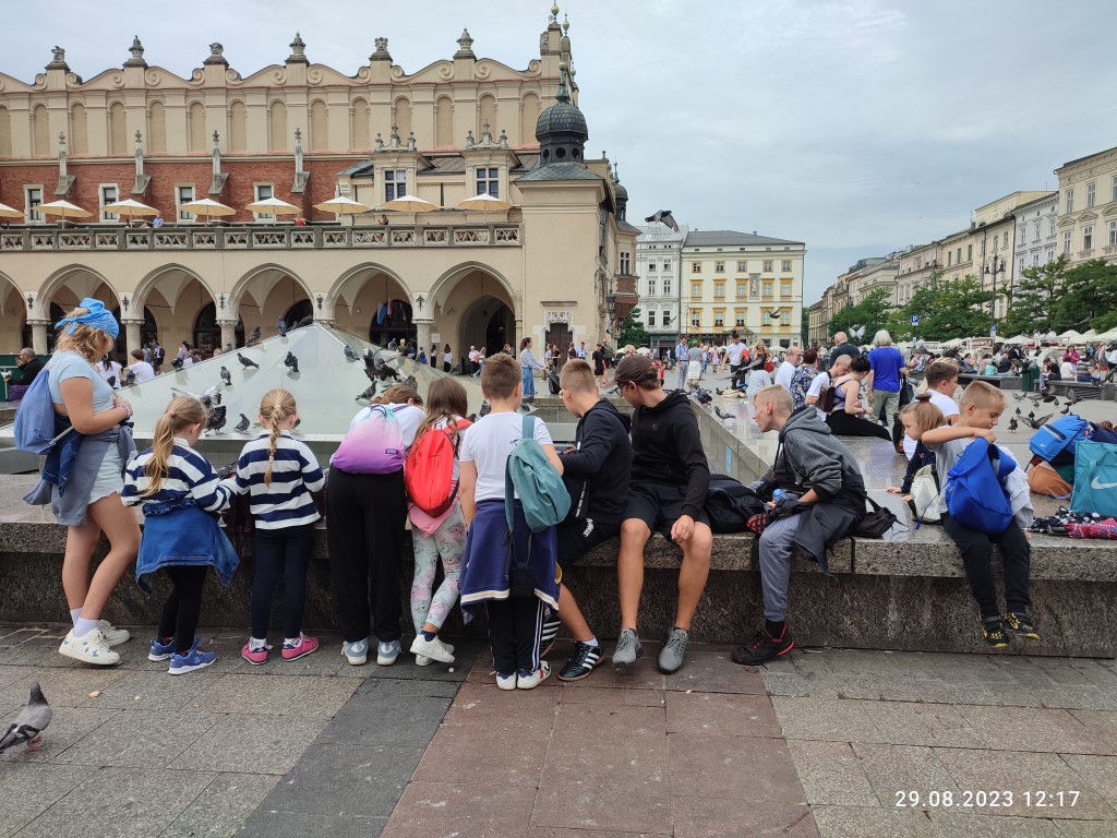 Dzieci na placu w Krakowie