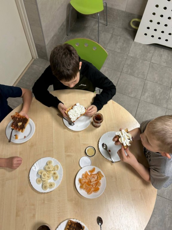 Zajęcia kulinarne - dekorowanie gofrów 